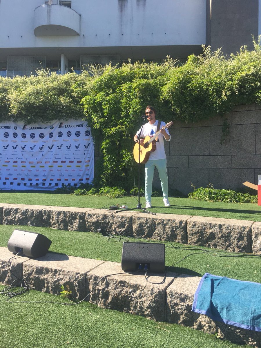 Yritysmaraton's tweet photo. LEO esiintyi aurinkoisella Töölönlahdella 👌😊 #Yritysmaraton #yritysmaratonviesti #ymv18 https://t.co/pJss2IHUt9