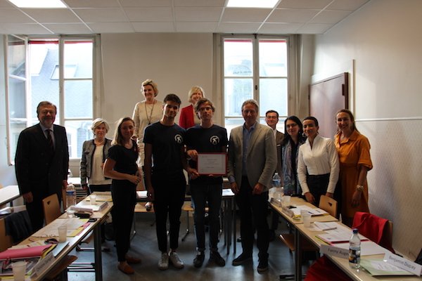 ScPoAlumni's tweet photo. [Prix des Alumni] Félicitations aux gagnants du Prix des Alumni! 🏆@promethee_educ a remporté le prix dans la catégorie Péniche engagée et @CmFamilyFr sort grand gagnant de la catégorie Basile de l'innovation. Un grand bravo à toutes les équipes sélectionnées! https://t.co/J4WLBIaZxR