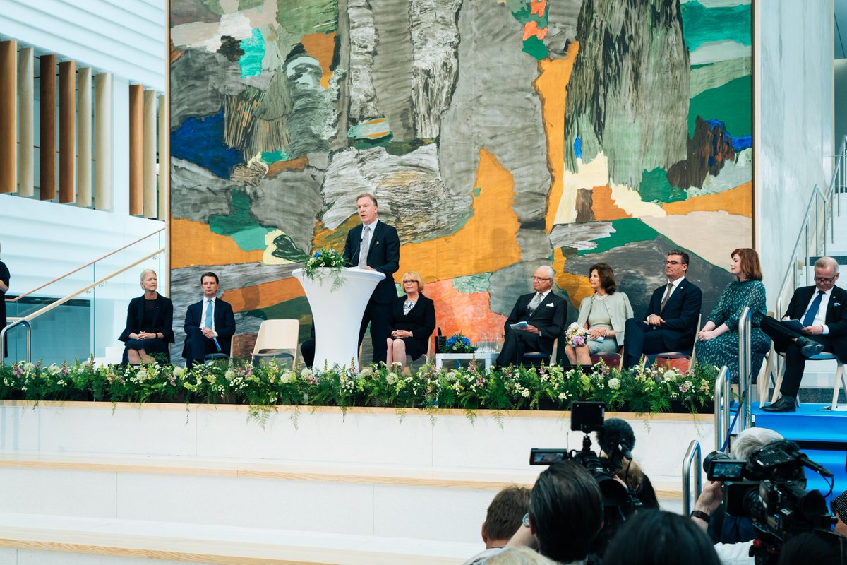 SkanskaSverige's tweet photo. ”Jag är extremt glad och stolt över att stå här idag. Förutsättningarna för patienterna att få en bättre vård och en bättre vardag är stora här.” Gunnar Hagman, VD, under dagens invigning av Karolinska Universitetssjukhusets nya sjukhusbyggnad i Solna. https://t.co/Qloi7xQ2dL https://t.co/zASO5acXDV
