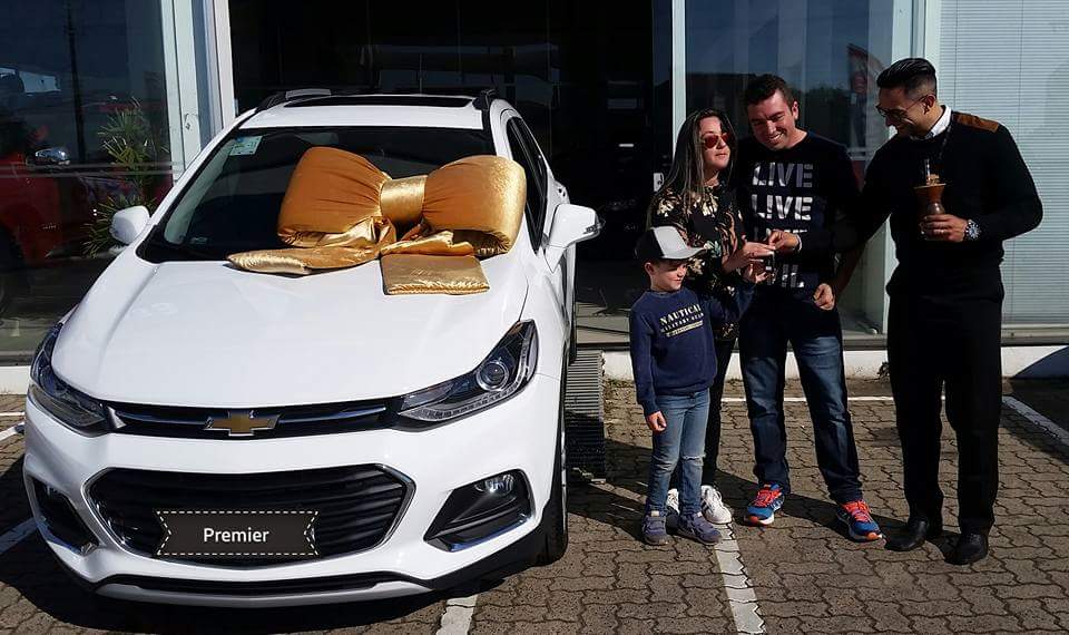 RobledoFernand8's tweet photo. Hoje tenho o prazer de entregar o segundo GM para meu amigo Alexandre Trindade 
Quem já esteve em outras marcas e quem prova um Chevrolet nunca mais volta. Mas permanece conosco 🏆
Felicidades com essa nova aquisição para sua Família! @chevroletbrasil @pinhoveiculosrs @chevrolet https://t.co/KYXHQaHvqa