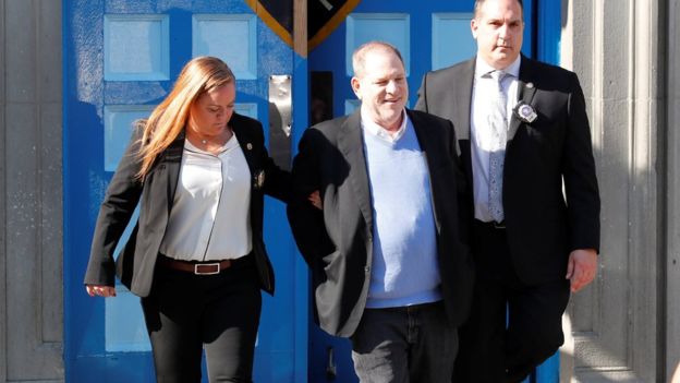 So sieht sie also aus. Die erste Frau an der Seite von #HarveyWeinstein , die nicht begrapscht wird.