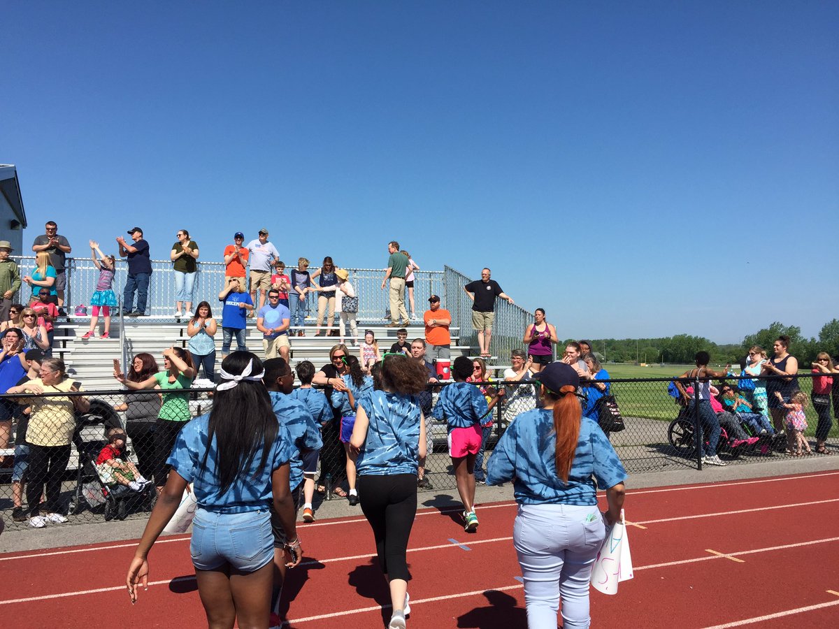 gc_peer's tweet image. Teachers, coming on their break to support OUR students, that's #gcpride!  Thanks Mrs. Henchen! #gcpeer