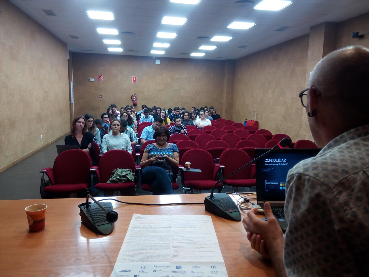 ozecai_tw's tweet photo. Conferencia sobre "Comunicación en ONG y movimientos sociales" de Marcial García @InfoUMA en I Seminario #RECCUS en la #FCom de @unisevilla https://t.co/G5ue9eEgTA