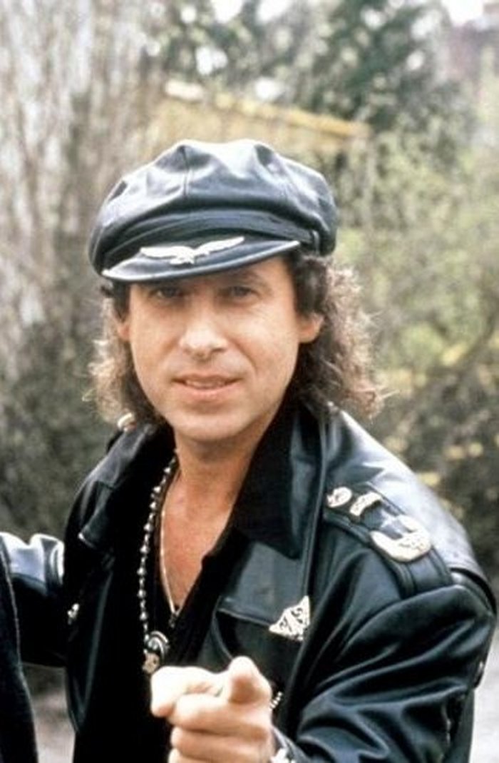 betty_ayala's tweet photo. #BuenViernes #UnDiaComoHoy pero de 1948 nace #KlausMeine, cantante y compositor de #Scorpions desde 1970. #BonJovi #Metallica #Slash y más #leyendas del rock lo felicitan por su #cumpleaños #70. 

https://t.co/lVHlvRxpzx https://t.co/y7accaG8BB