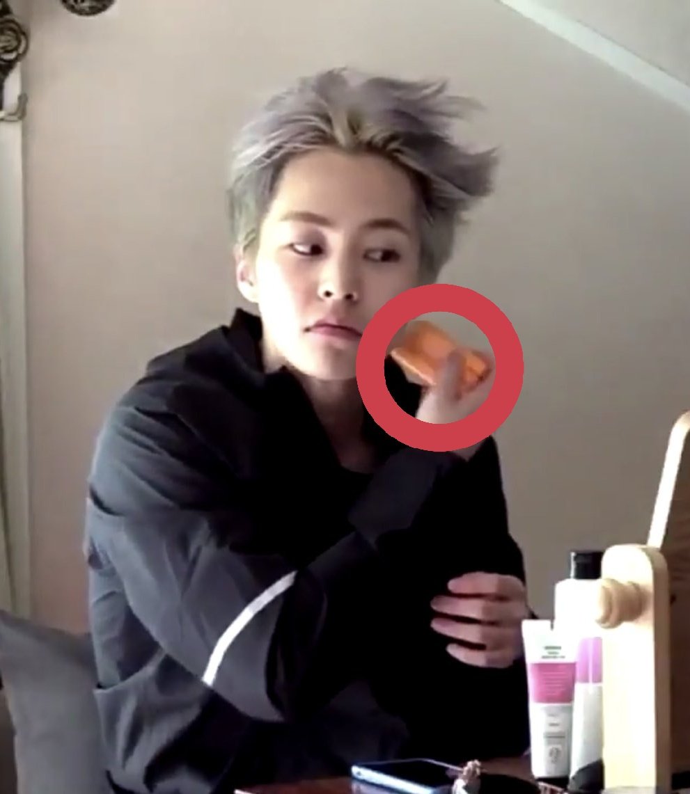 면토끼 Exo Members Hardly Or Never Uses Products That They Endorse During Broadcast But Minseok Was Spotted Using The Latest Nature Republic Aqua Sun Stick Seems Like It S A