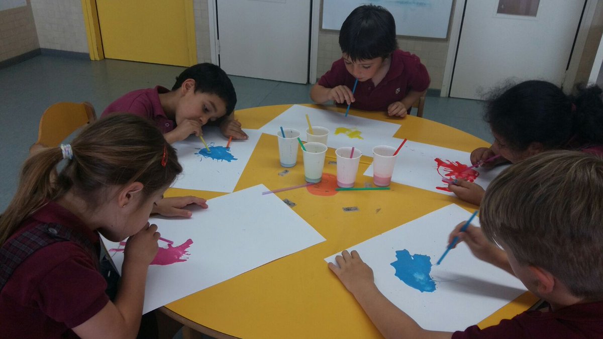 InfantilBllc's tweet photo. Exercicis de buf. Gaudint de la plàstica amb el monstre de colors. #Aprenemjugant #P5InfantilBllc #pseudoprojecte #elsmonstres https://t.co/c0TMuVpsVt