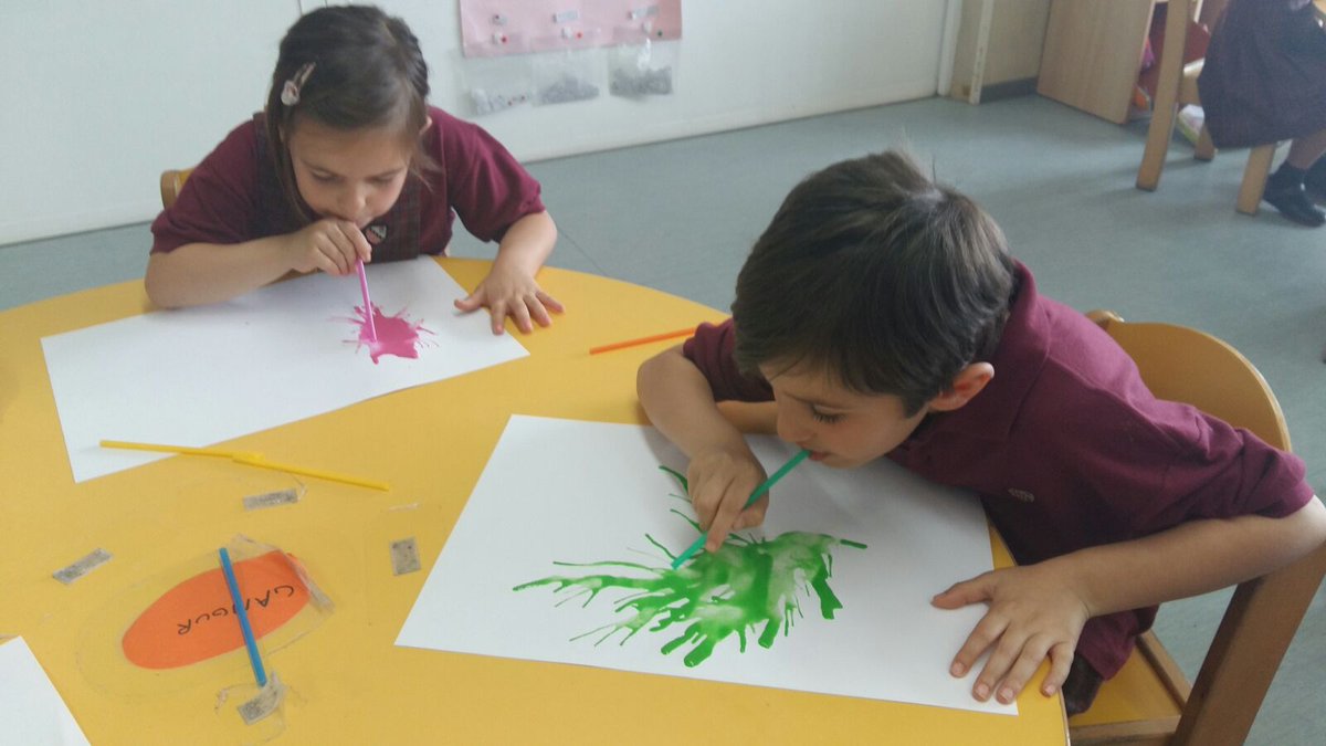 InfantilBllc's tweet photo. Exercicis de buf. Gaudint de la plàstica amb el monstre de colors. #Aprenemjugant #P5InfantilBllc #pseudoprojecte #elsmonstres https://t.co/c0TMuVpsVt