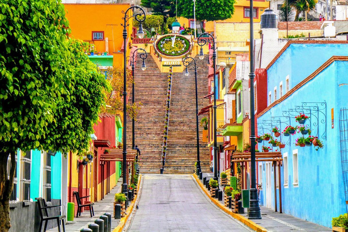 Las escaleras de Atlixco antes del mural.