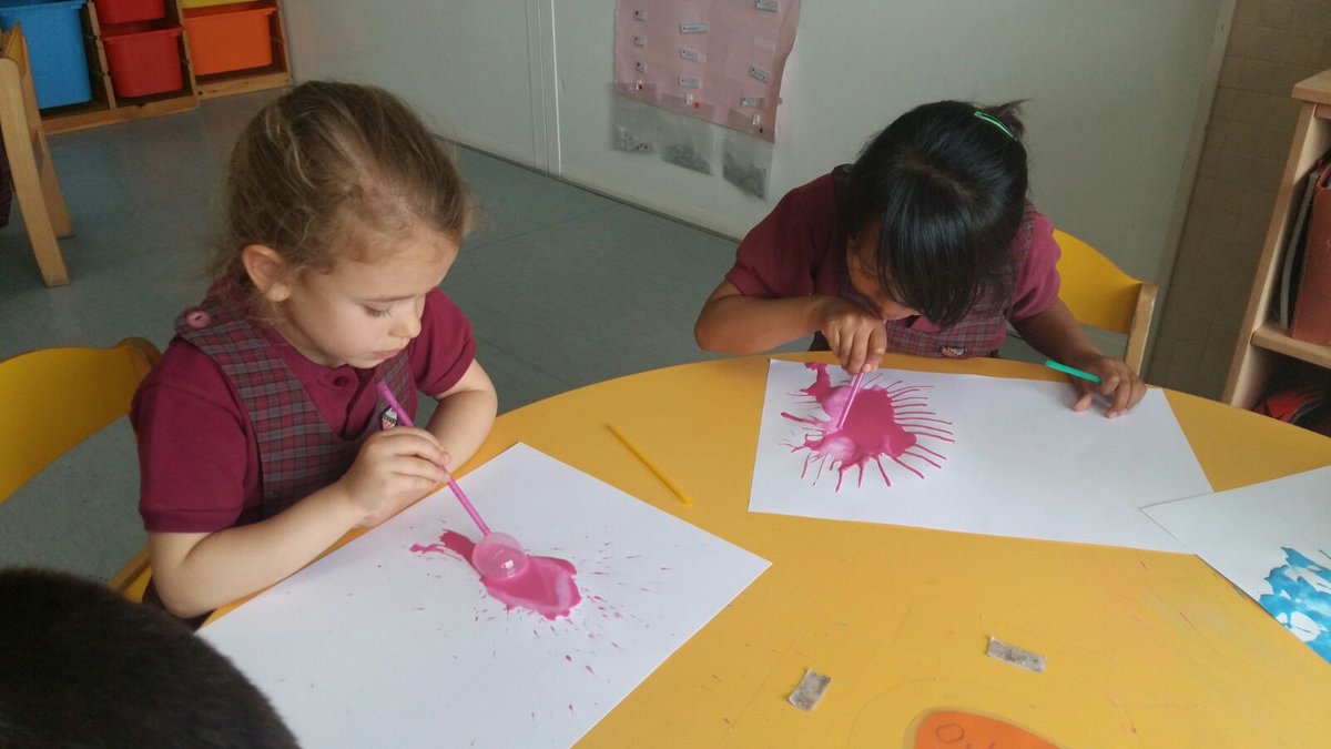 InfantilBllc's tweet photo. Exercicis de buf. Gaudint de la plàstica amb el monstre de colors. #Aprenemjugant #P5InfantilBllc #pseudoprojecte #elsmonstres https://t.co/c0TMuVpsVt