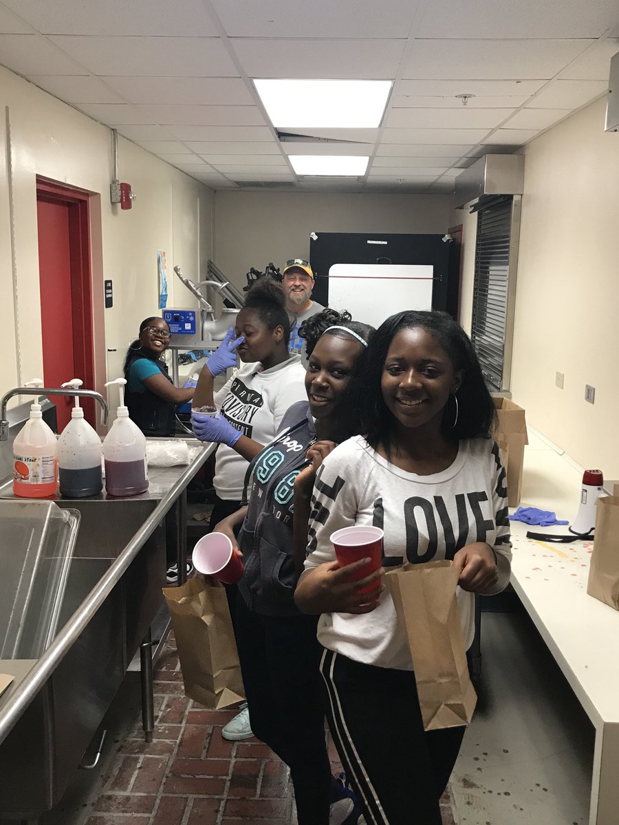 CDisken's tweet photo. The popcorn and sno cone crew at the 7th grade celebration! These girls named our little shop “One Stop!” https://t.co/rrIKZPdcbi
