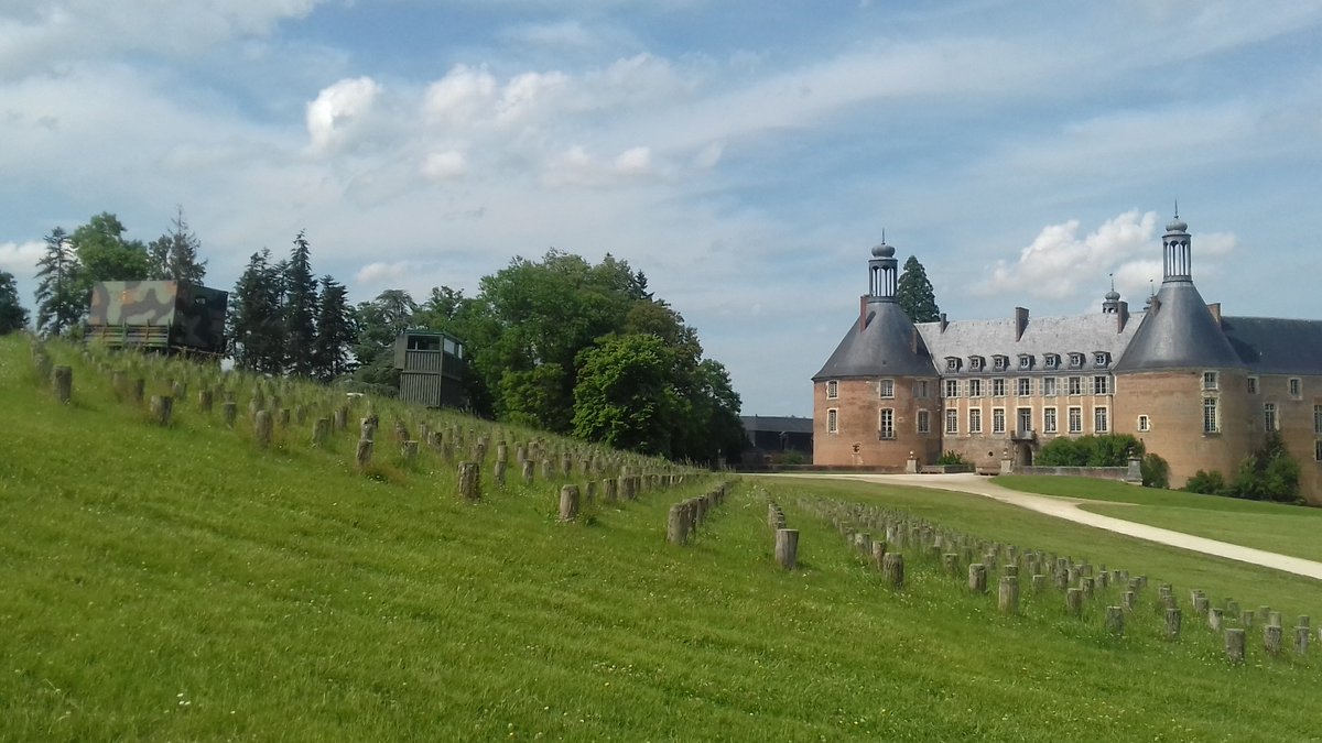J-43 pour notre Spectacle Historique ! Les préparatifs commençent petit à petit avec l'installation de la régie... #chateaudesaintfargeau #bourgognebuissonniere #puisayeforterre
