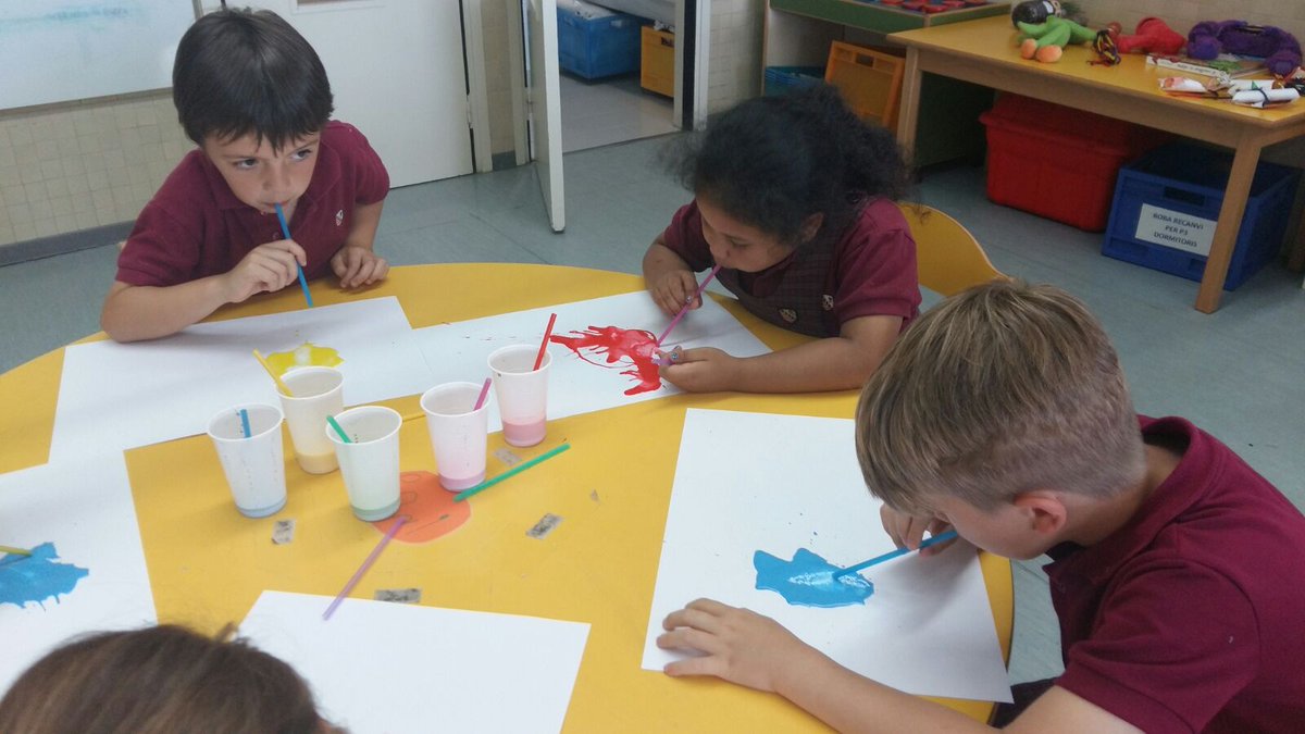 InfantilBllc's tweet photo. Exercicis de buf. Gaudint de la plàstica amb el monstre de colors. #Aprenemjugant #P5InfantilBllc #pseudoprojecte #elsmonstres https://t.co/c0TMuVpsVt