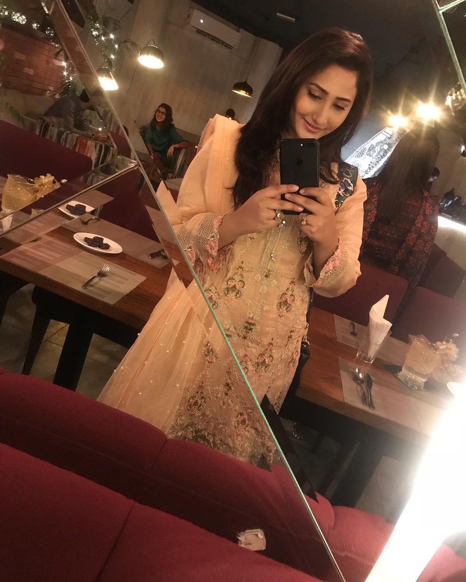 ShowbizAndNewz's tweet photo. #parihashmi #iftarparty #karachi #social #ironlinesgproductions #ironlion #pari #pariza #parizHashmi #ramzan #ramadan
#Ramazan #Ramadan #Ramzan #RamadanMubarak #Day9 #Ramadan2018 #Heatwave #ShaneRamzan #ShaneIftar #JeetoPakistan #ENGvPAK https://t.co/iXBBU6kGdF