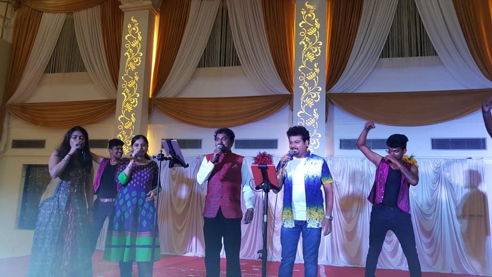ChuttiAravind's tweet photo. Event Time With My Darling and Dear Ones...♥️
@actorazhar @Itsmesoundarya @kammu19 #PlayBackSingerMukesh #PlayBackSingerVelMurugan #VijayTv #SuccessfulEvent #ComedyLife #ComedySlots #EventLife #StageEvents https://t.co/dKxepHThVy