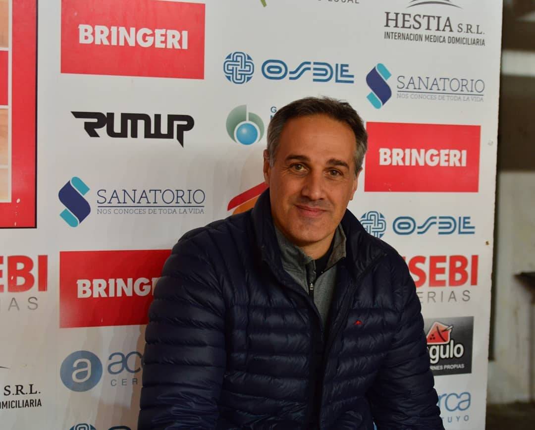 Marcelo Alsina, nuevo técnico de las inferiores, en su segundo ciclo en el club. Debutó en la noche del jueves ante Cavul con dos triunfos. Otro capítulo más para la historia de nuestra institución. #VamosElColiseo