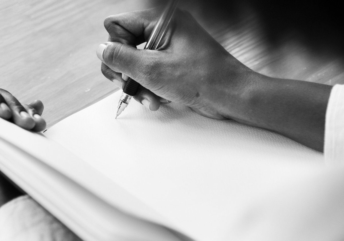 DesayunaRelatos's tweet photo. ¿Estás empezando a escribir pero no sabes por donde cogerlo?✍️✍️
https://t.co/qnJD5x9dX3
¡Aquí te dejamos nuestros mejores pasos y consejos para comenzar!

#libro #leer #escribir #escritura #lectura https://t.co/Earl1NokBy