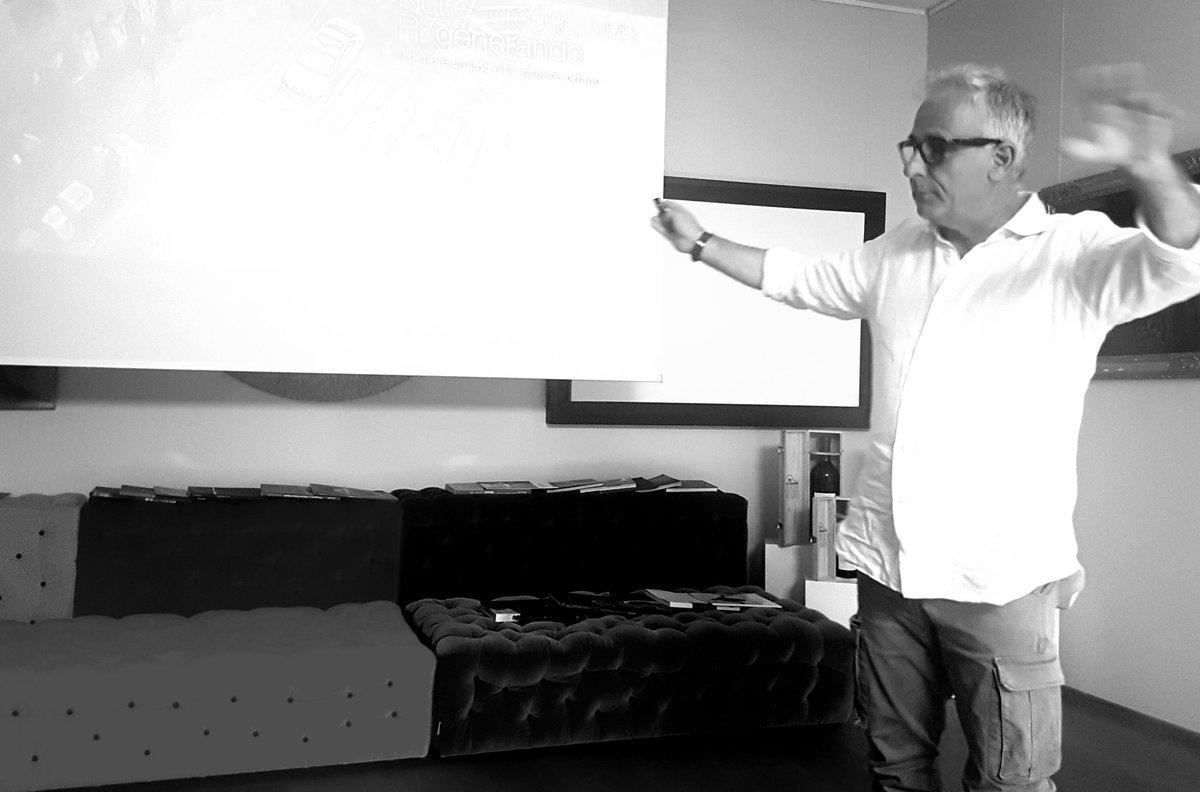 StefaniaZolotti's tweet photo. "Se c'è un filo logico io ci inciampo e poi mi faccio male". Un immenso @gioditullio illumina la tappa di #MUSTerFdR in @TenutaMara. #natura #ethos #Management @FiordiRisorse https://t.co/tV48EzfMjO