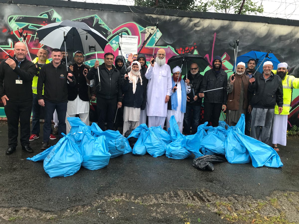 #FridayFeeling Despite the pouring rain and fasting for #Ramadan , volunteers from Faizan-e-Islam Mosque, in Old Trafford, joined us for a litter pick along Ayres Road this afternoon. We did 15 bags in 15 minutes! Well done team! #BeResponsible #LoveWhereYouLive
