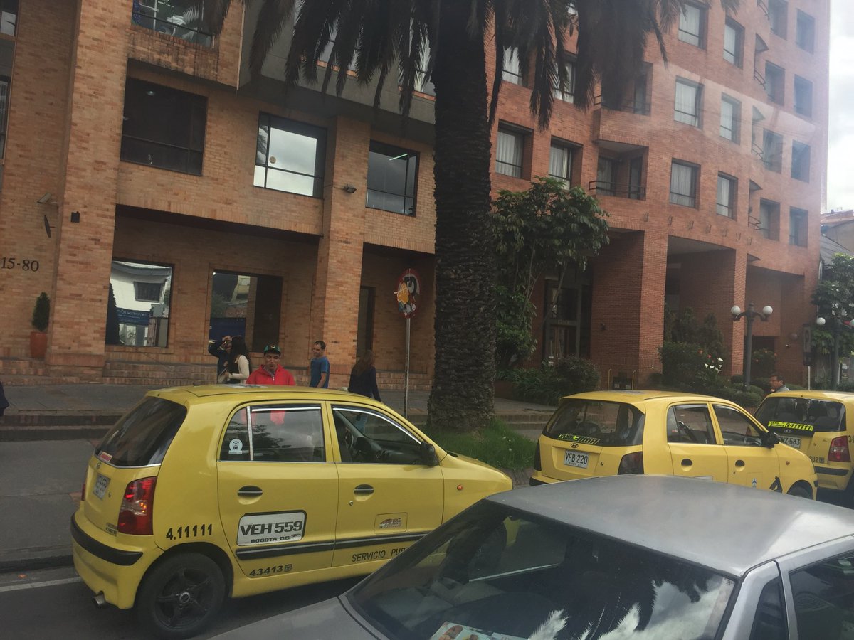 Cll 74 15-80 todos los días igual, alto flujo vehicular y los taxistas mal parqueados obstruyendo todo un carril qué pasa señores <a href="/TransitoBta/">Policía de Tránsito Bogotá</a> pasan al lado como si nada <a href="/SectorMovilidad/">Movilidad Bogotá</a> <a href="/Citytv/">Canal Citytv</a> <a href="/multandoBog/">MultandoBogotá</a> <a href="/levalecinco/">Le Vale Cinco</a> <a href="/denuncietaxista/">Denuncie al Taxista</a>