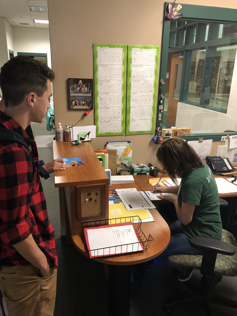 rossathibault's tweet photo. Spots to participate in our Distractology Challenge are going fast & furiously! Less than 15 spots available at this point...don’t miss out, sign up w/Mrs. Flor while you still can! #Distractology #DartmouthHS #DriveSafe #BestYearYet https://t.co/cKc0R0L1vj