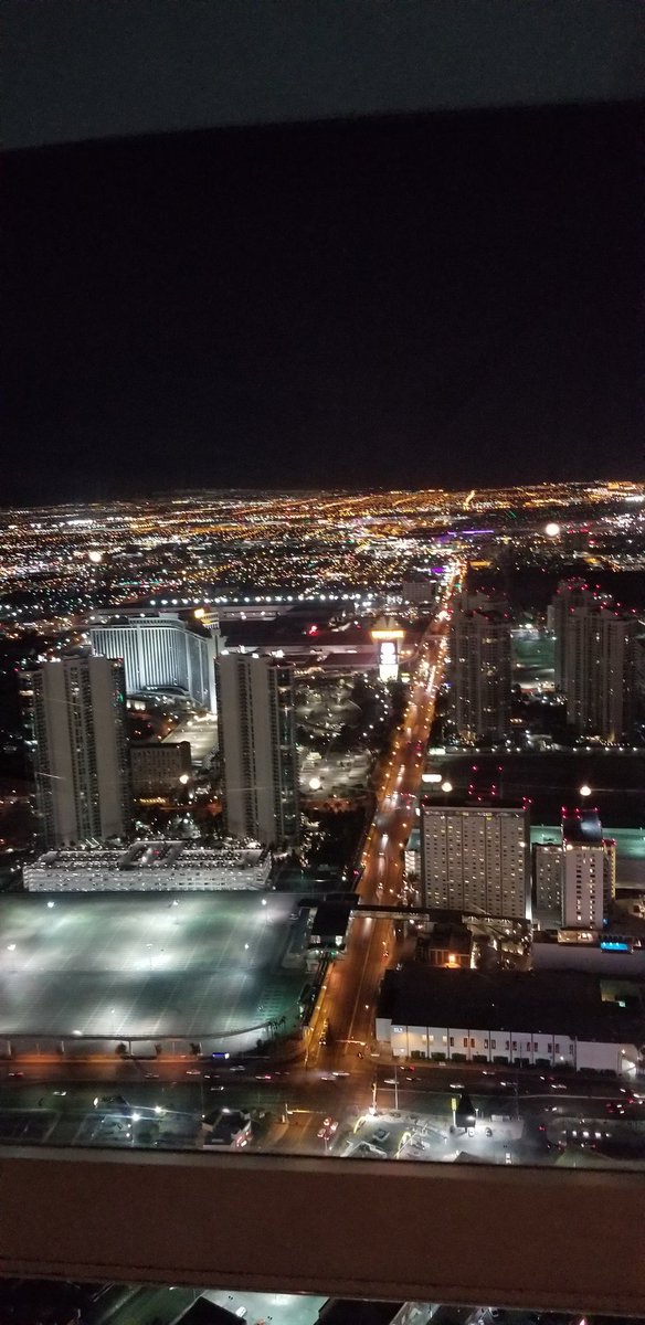Sylpottle's tweet photo. We had a fabulous last night in Vegas. We were treated to an amazing show &amp; an amazing dinner @ The Top of the World Restaurant in the Stratosphere &amp; of course a little time at the slots. So We took home a little $ #Thankful #LifeAtDiamond #NoOneHasItBetterThanUs #DiamondCareers https://t.co/dBCadYkDr6