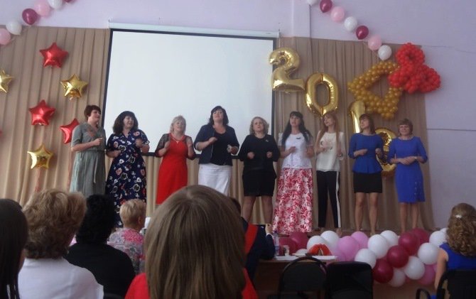 Tula_55's tweet photo. Наши самые-самые.... Классные руководители 11х классов: Старостина Людмила Анатольевна, Перчикова Галина Георгиевна и родители https://t.co/8kodaJf76H