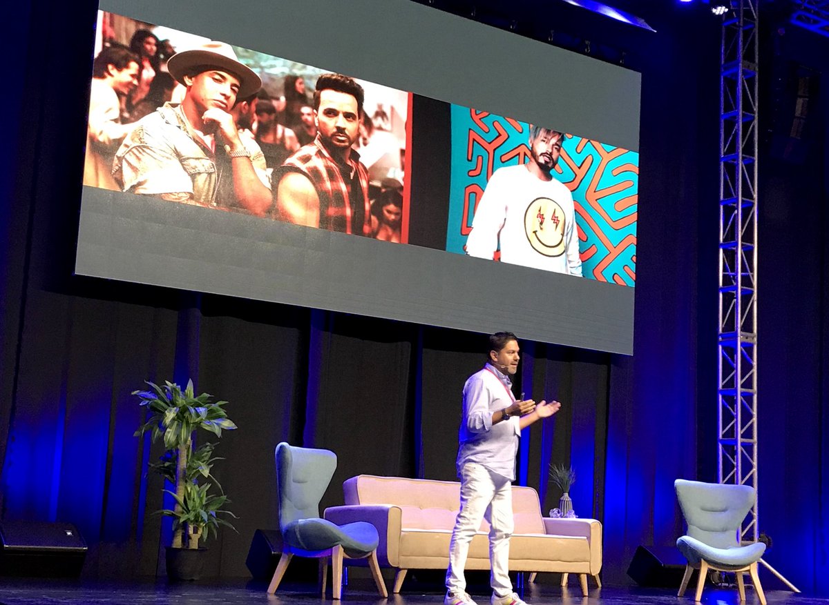 Erwin_Danniel's tweet photo. Segundo día del #WebCongressBaq. Mauricio Ojeda, de @YouTube Latam, explica las ventajas de la plataforma para los artistas latinos. @daddy_yankee, @LuisFonsi y @JBALVIN, los hits en la actualidad. #WCBAQ #WebCongress https://t.co/XrcLqkWict