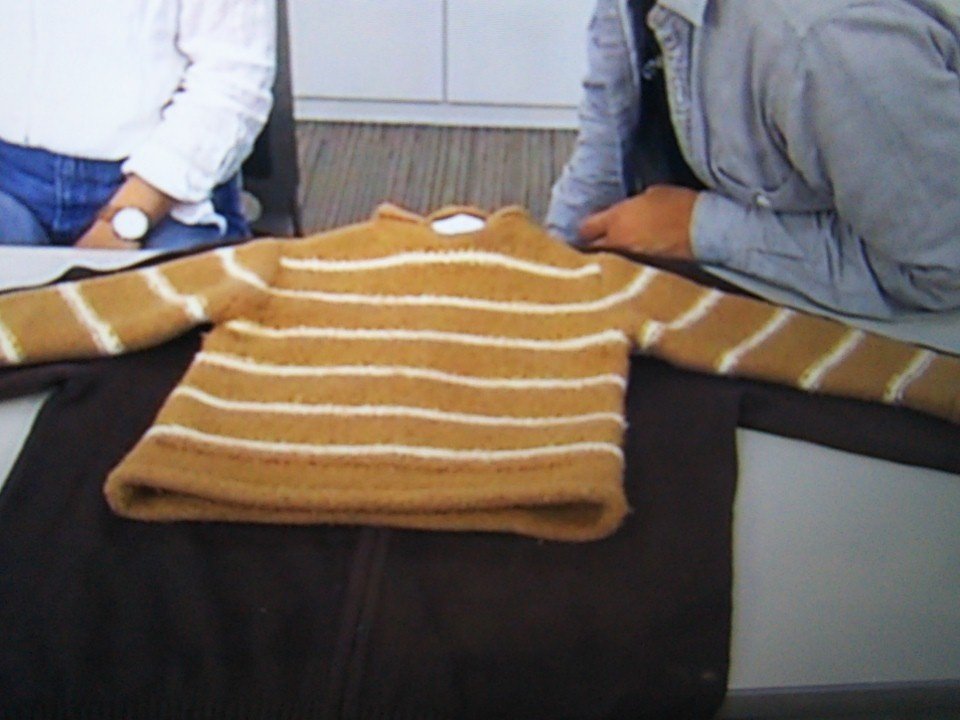 卯上さん Twitterren ナイトスクープ観てる 縮んだセーターを元に戻して って 縮みすぎやろw