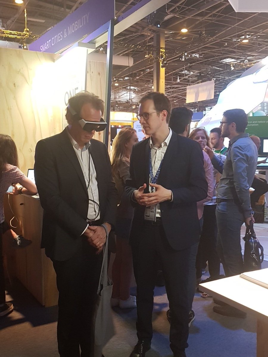 Tips_Tank's tweet photo. @Daqri, des smart lunettes qui permettent d’analyser un environnement en temps réel. Grâce à sa technologie RA permettant d’analyser et d’optimiser l’utilisation d’un espace, la main d’oeuvre sur un terrain est plus efficace. #Vivatech #Industry4.0 #ObjetsConnectés #TweetPitch https://t.co/wXHDDwCZb4