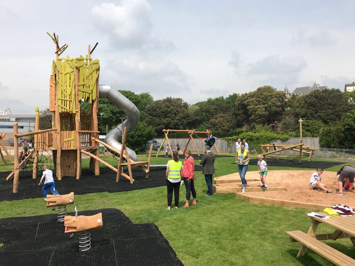 eibeplayLtd's tweet photo. The local residents of @eastdevon have travelled back in time on this wondrous open day. Made from our paradiso Robinia range, this play area will survive longer than the dinosaurs did.
#eibePlay #CompleteInspiration #exemouth #queensdrivespace #dinosaur #playground https://t.co/aoFzvPWLQJ