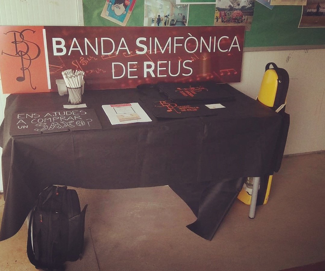 bsreus's tweet photo. Avui som a l'escola Els Ganxets presentat les activitats extraescolars de L'escola de Música de la Banda Simfònica de Reus 🎷🎺 https://t.co/oEYhB8mFSI