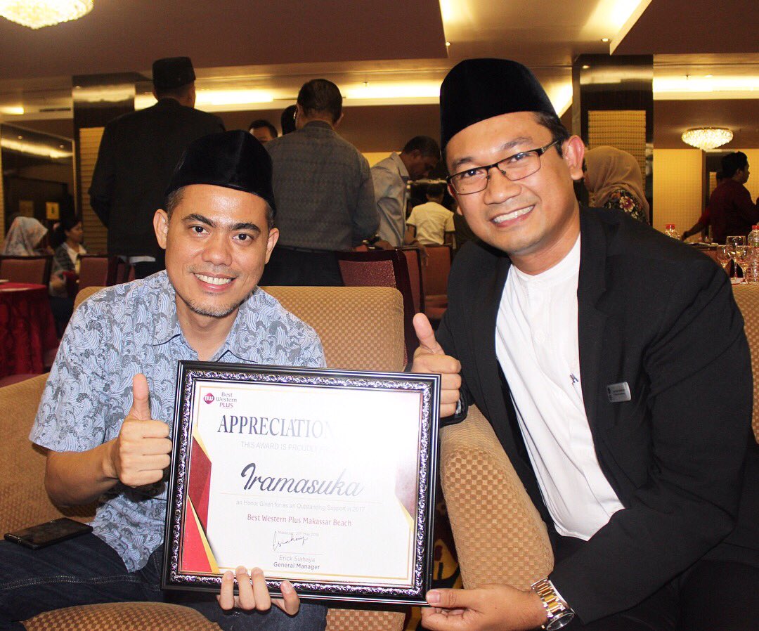 BWMakassarBeach's tweet photo. APPRECIATION NIGHT 2018
.
Terima kasih untuk rekan-rekan Best Western Plus Makassar Beach💐
.
Kalian hebat, kalian luar biasaaaaaa❤️
.
#bestwestern #bestwesternindonesia #bestwesterninternational #bwplusmakassarbeach #bestwesternrewards #pantailosari #losaribeach #ramadhan https://t.co/V4oORrvwO4
