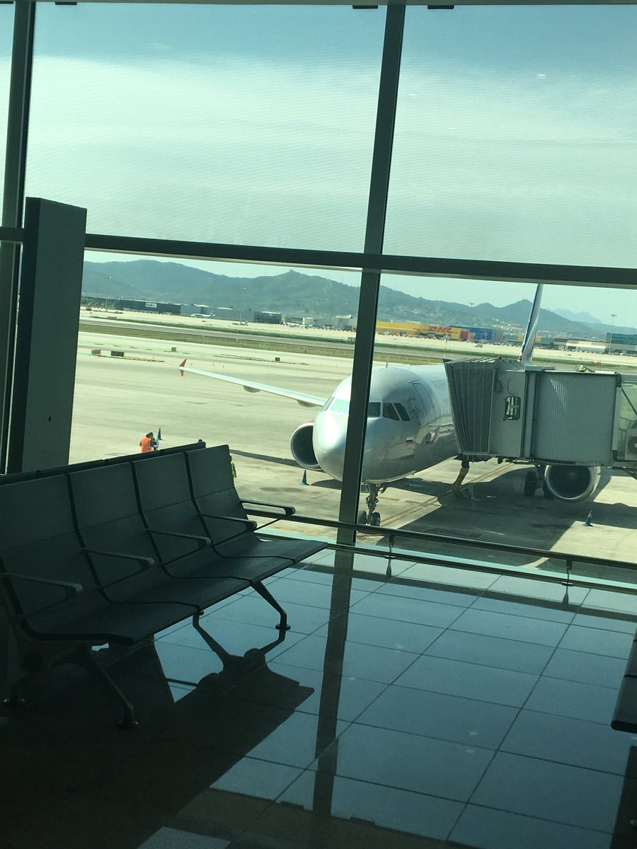 juliaa_badaa's tweet photo. ✈️✈️💜 @claudizblanco @ainhoahornero @mmmyab_ #madrid #avion #morgaders https://t.co/UXcHRfN5Mh