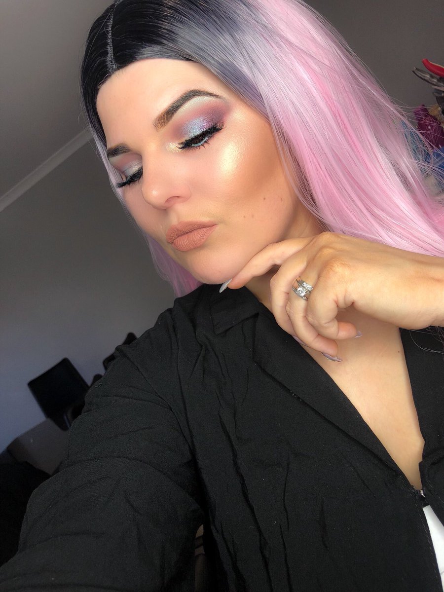 Amandatutorials's tweet photo. THAT GLOW BABY!! Praying  @norvina1 SEE THIS 😁😁
 @ABHcosmetics marshmallow from #abhsugarglow #abhliquidlipstick in stripped #abhbrows #abhdipbrow dark brown @ArdellBeauty double up lashes @BenefitBeauty hoola bronzer #norvina #anastasiabeverlyhills #abhsoftglam #benebae https://t.co/PxFKHyhyke