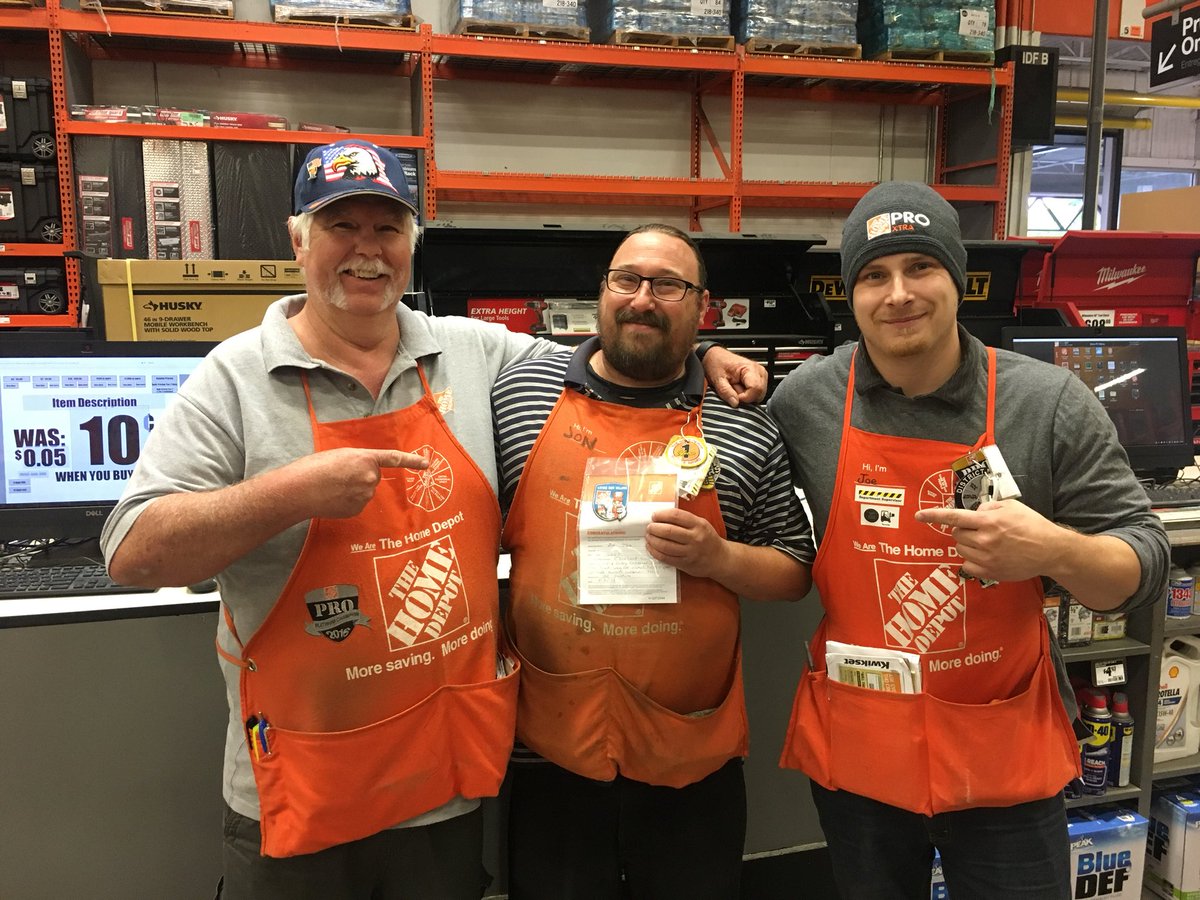 Pro DS Joe and PASA Milo taking the time to recognize Jon for his outstanding customer service! Awesome team work! #Pacnorthproud #TeamWindsor <a href="/JakeCrailTHD/">Jake Crail</a> <a href="/TerrieOrtega30/">Terrie Ortega</a>