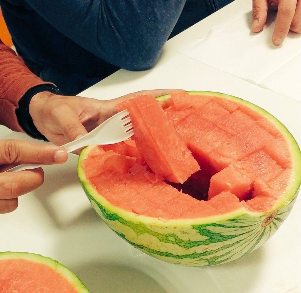 _evamprz_'s tweet photo. ¿¿Que ha ocurrido hoy?? Se nos despista @oskitarsanz y @cachislamar nos trae sandía para desayunar #atSistemasEngorda. A un mes del verano, ¿nos están entrando las prisas? 🤣 https://t.co/hPa0nAovZj
