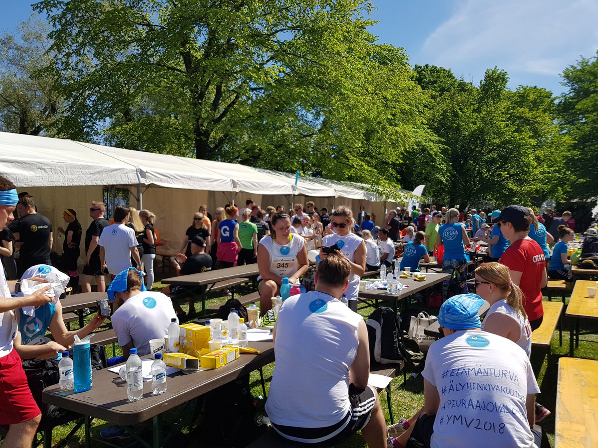 Piutsa's tweet photo. #elämänturvaajat vauhdissa @Yritysmaraton Osalla kierroksia jo takana, osa odottaa vielä malttamattomana. #lähitapiola #YMV18 https://t.co/459qpUxIHJ