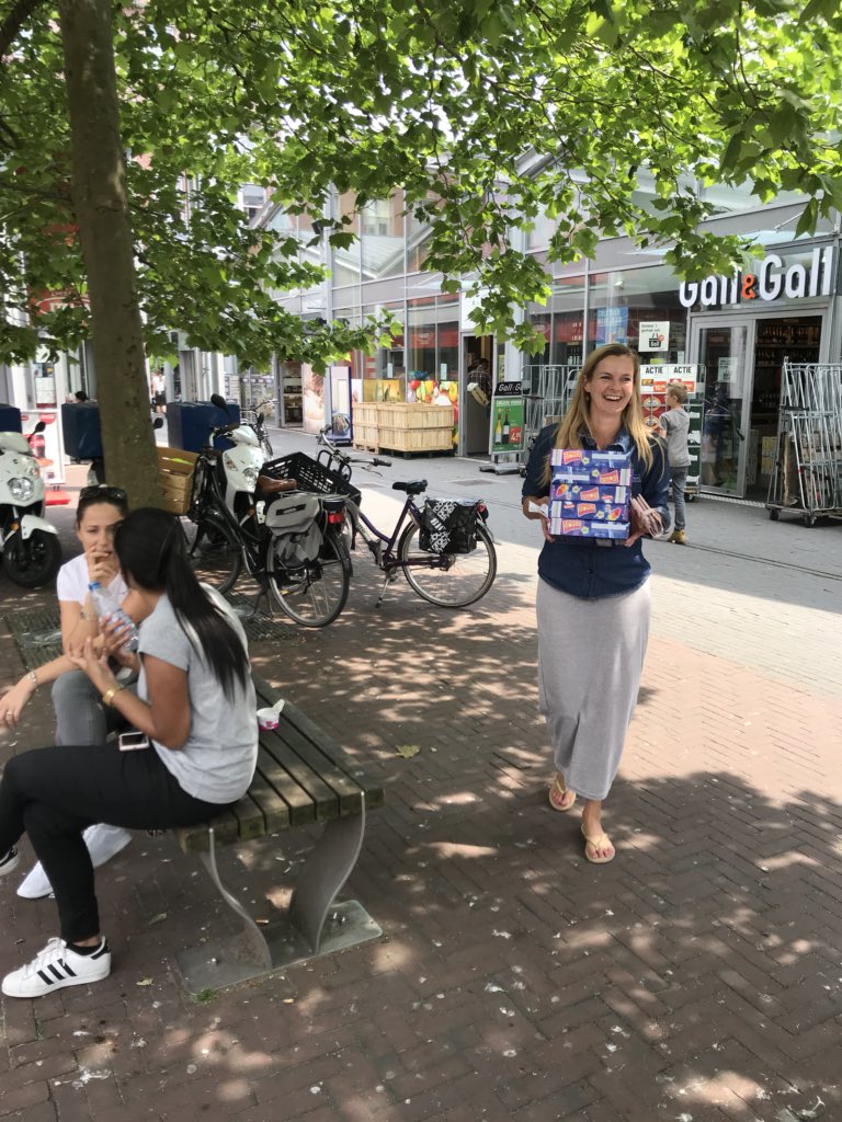 Groot suc6 vanmiddag heel veel gratis DOENJAijs en bellenblazen uitgedeeld in winkelcentrum Parkwijk om te vieren dat de verbouwing van ons buurtcentrum is gestart. Goed promoteam samen met <a href="/DOENJADineke/">Dineke Ruitenberg</a> en @DOENJATheo <a href="/DOENJAutrecht/">DOENJA Utrecht</a> <a href="/GemeenteUtrecht/">Gemeente Utrecht</a>