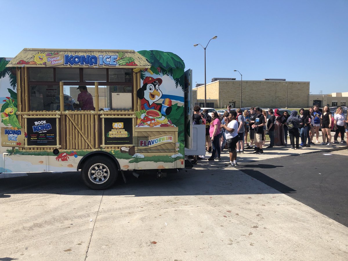 GlobalHawksDMS's tweet photo. Celebrating our 8th graders at the annual 8th Grade Extravaganza! ☀️ https://t.co/VDxTfBc619