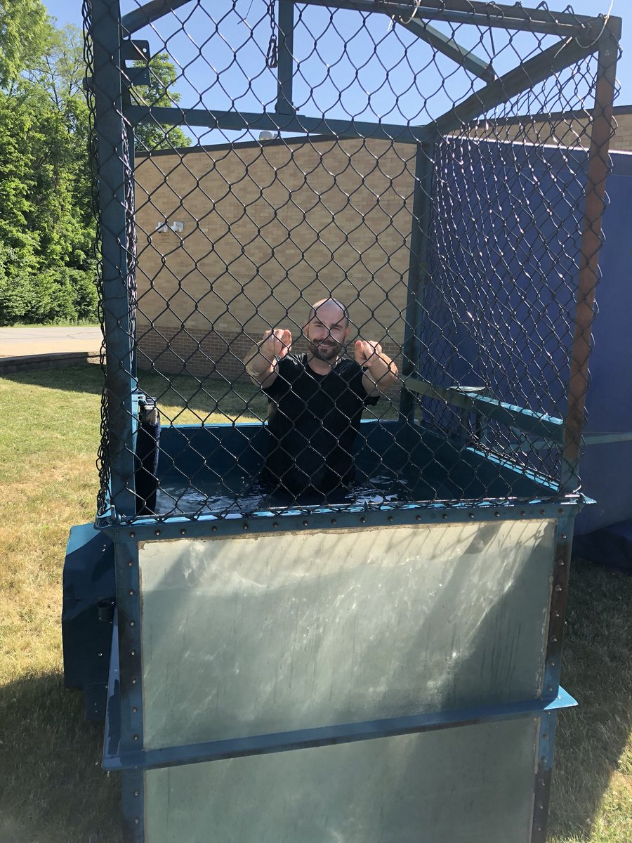 GlobalHawksDMS's tweet photo. Celebrating our 8th graders at the annual 8th Grade Extravaganza! ☀️ https://t.co/VDxTfBc619