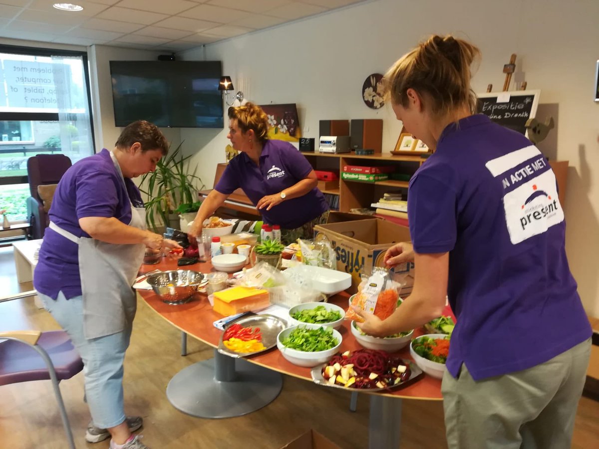 Er wordt druk gekookt in wijkcentrum Jeanne d Arc met gekregen voedselbank de @VoedselbankEO Wat zullen de gasten straks lekker eten. # nonstoppresent