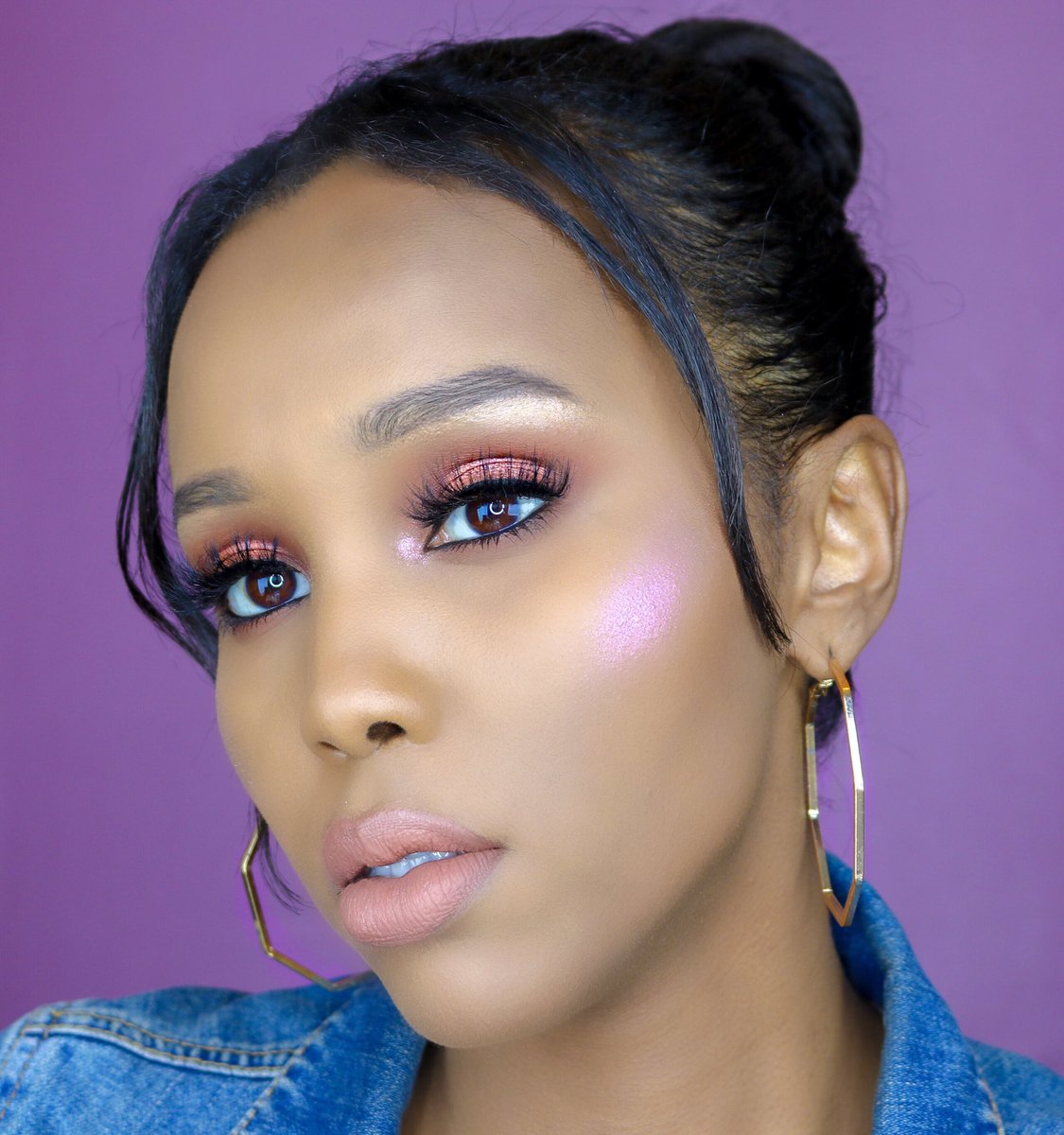 StylesByMiraa's tweet photo. @ABHcosmetics everything 😍✨ #ABHGlow #DreamGlowKit 
#ABHSoftGlam palette 
#ABHlipstick hollywood matte lipstick
#AnastasiaBeverlyHills #GlowKit @norvina1 https://t.co/D6WXDFstg3