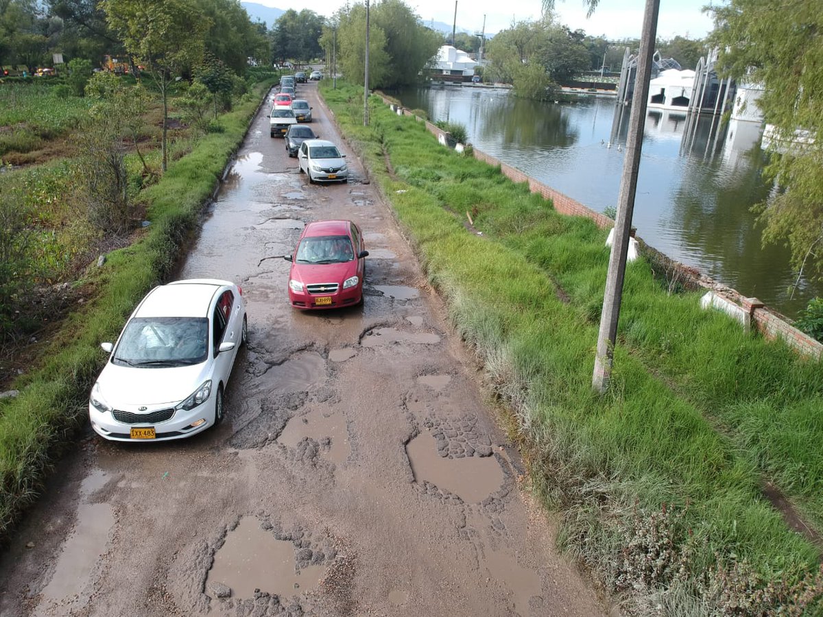 EseTonito's tweet photo. Esto pasa en Bogotá, así está la vía @EnriquePenalosa @idubogota @SectorMovilidad @ALCALDIASUBA11 #ViaArrayannes #movilidadArrayanes
Vía privada para unas cosas pero pública para otras, según convenga. https://t.co/zkINLzpCkr