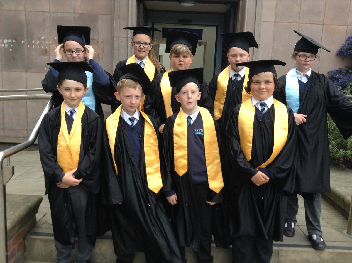 CPAMissHamill's tweet photo. Today we had the opportunity to visit @StudentsNCL with the @NU_Foundation. Check out our graduation photos! https://t.co/gFwU80DZrn