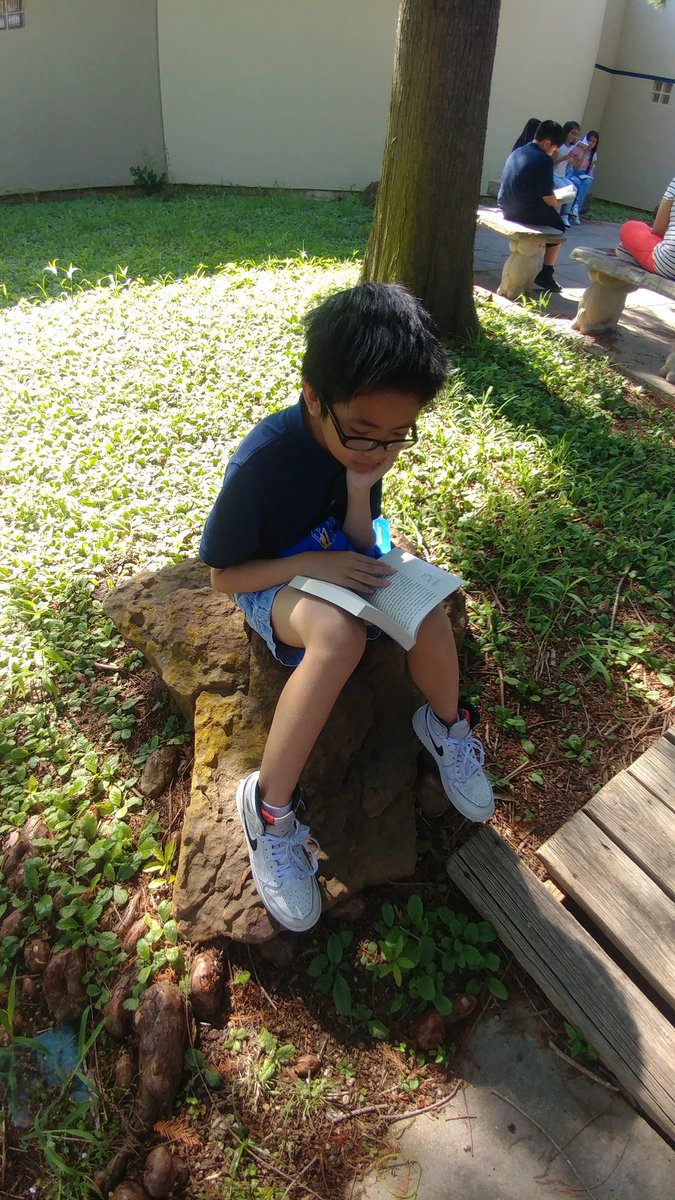 EELibrary's tweet photo. Perfect weather and unicorns! #irvingreads 10 at 10! #myIrvingISD #teamelliott https://t.co/oNQej23gOj