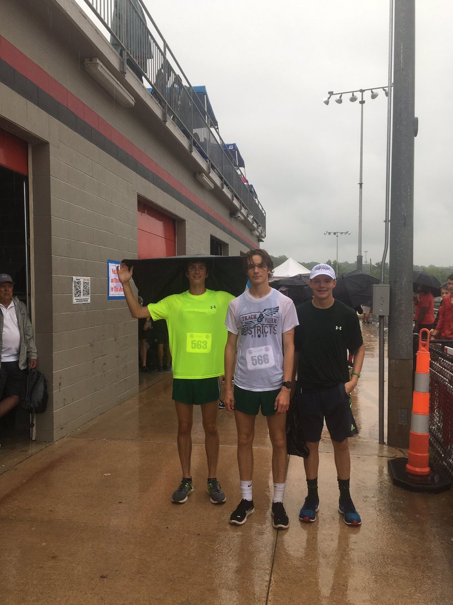Spfhoundrunning's tweet photo. Rain delay right after they started their warmup. Two weeks in a row! #mhsdistance https://t.co/4psTmL6LGK