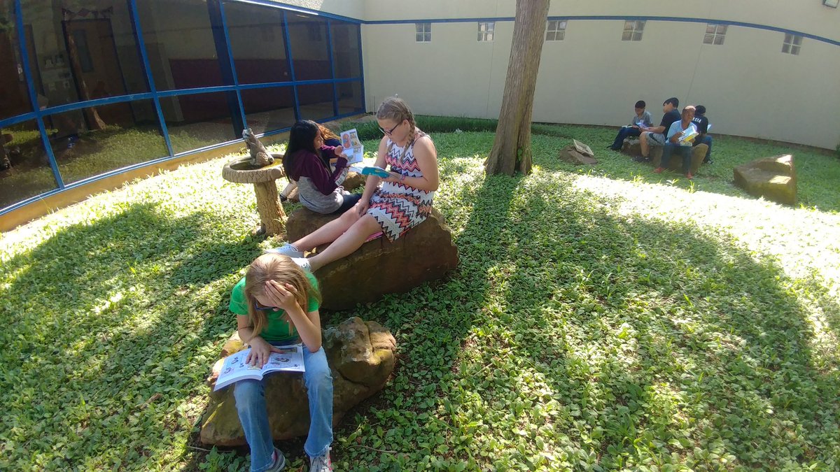 EELibrary's tweet photo. Perfect weather and unicorns! #irvingreads 10 at 10! #myIrvingISD #teamelliott https://t.co/oNQej23gOj