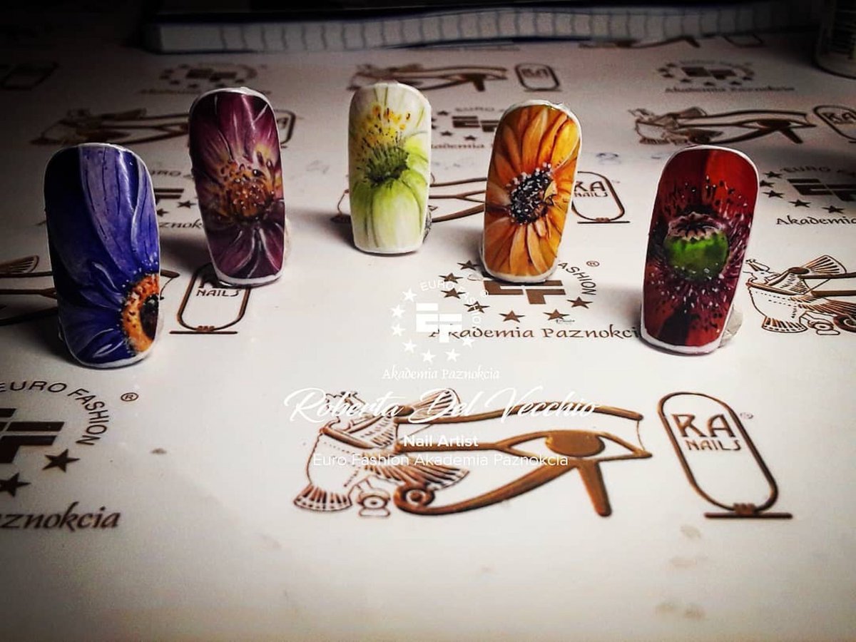 EuroFashionAP's tweet photo. #Repost @robertadelvecchio76
・・・
#akademiapaznokcia #efap #eurofashion #ranails #gelme #macro #nailart #loveef #lovegelme #natura #fiori #micropittura #nailartistefap https://t.co/crBQXxr5pD