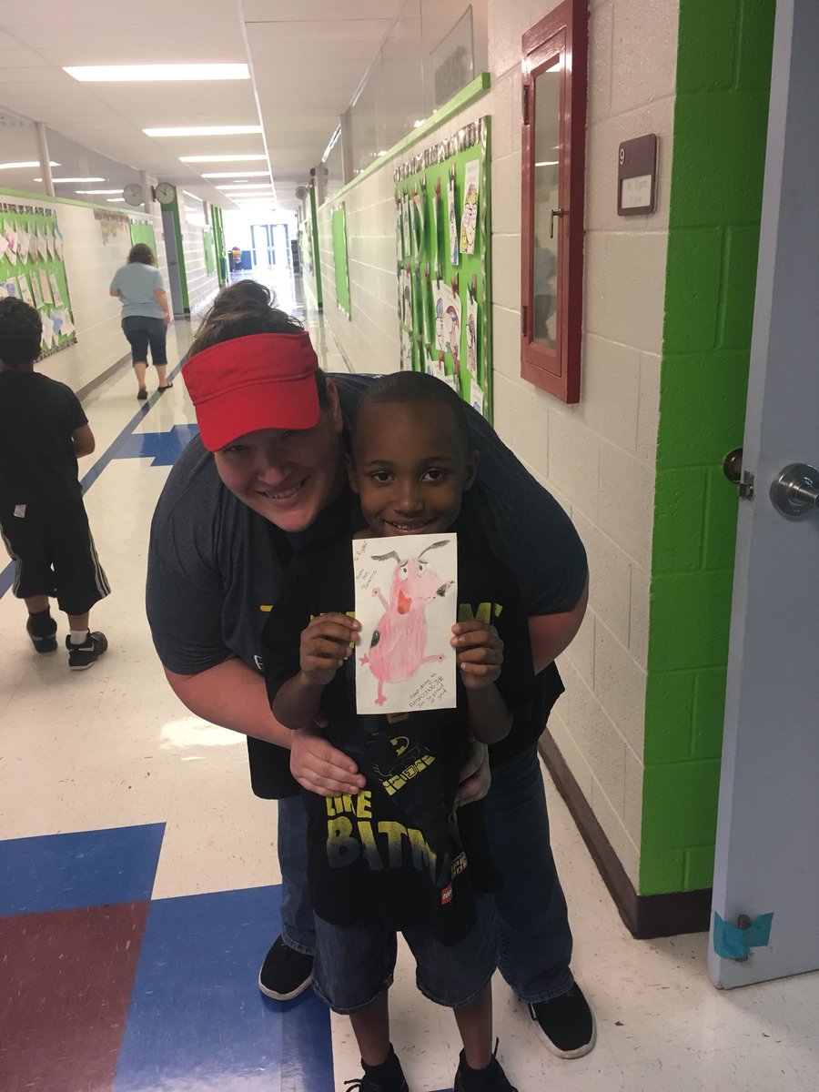 When Mrs. Balentine from the Cafe stops by and makes a kiddo’s day! Love this encouragement 💓 #lwlastfriday <a href="/LWNKCSD/">Linden West NKC</a>