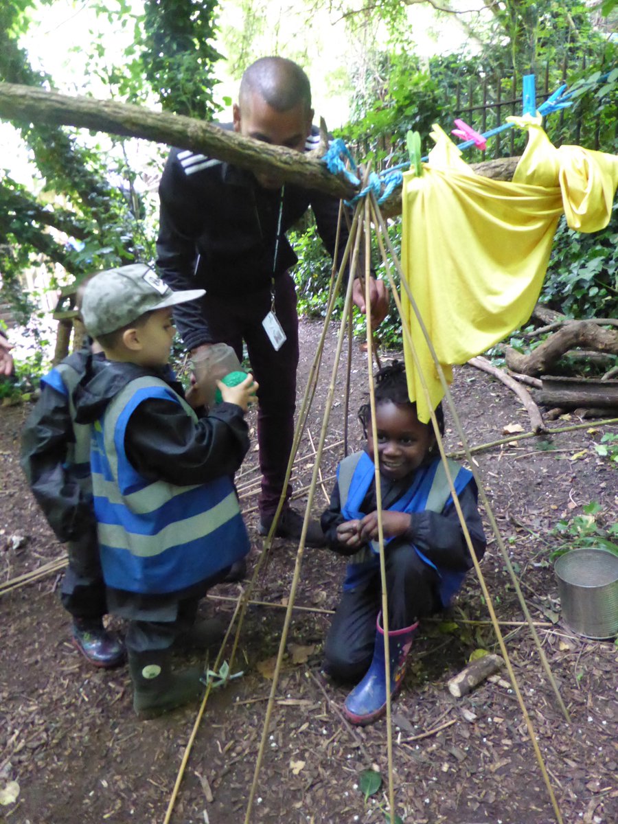 HazelTreeY1's tweet photo. Thank you to all the grown-ups who joined us at family #forestschool day! We rolled down hills, built dens, hunted bugs and had a great big sing-song! @WoodhillSchool #community #outdoorlearning https://t.co/GdOySehhIC
